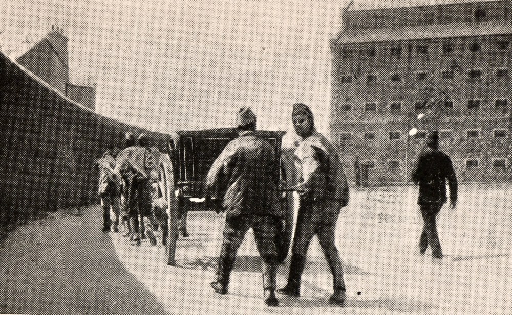 LONDON MAG VOL 10 PRISONER WALKING TO WORK